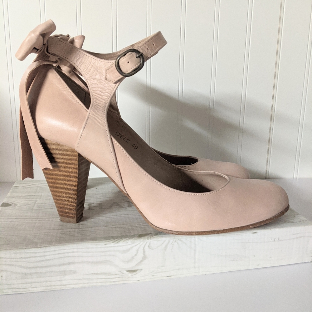 Cute heels with leather bow details size 40
